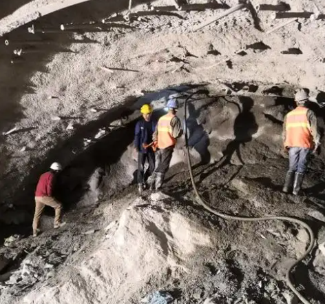 安远隧道拱顶带模注浆料，微膨胀注浆料的特点及施工工艺